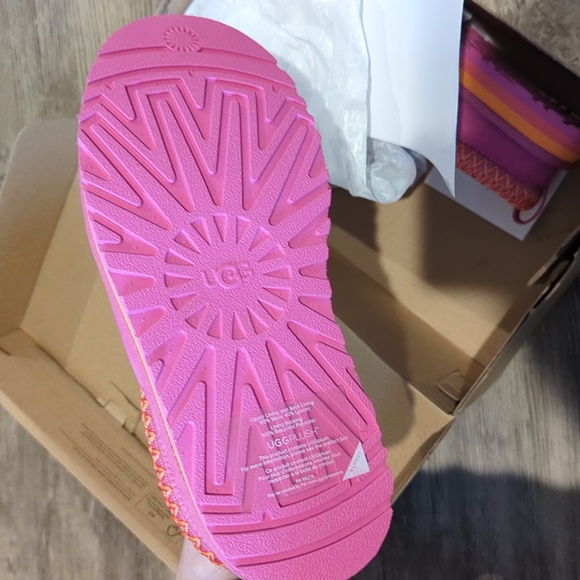 New in Box Ugg Tazz in raspberry size 3 yourh - Picture 6 of 6
